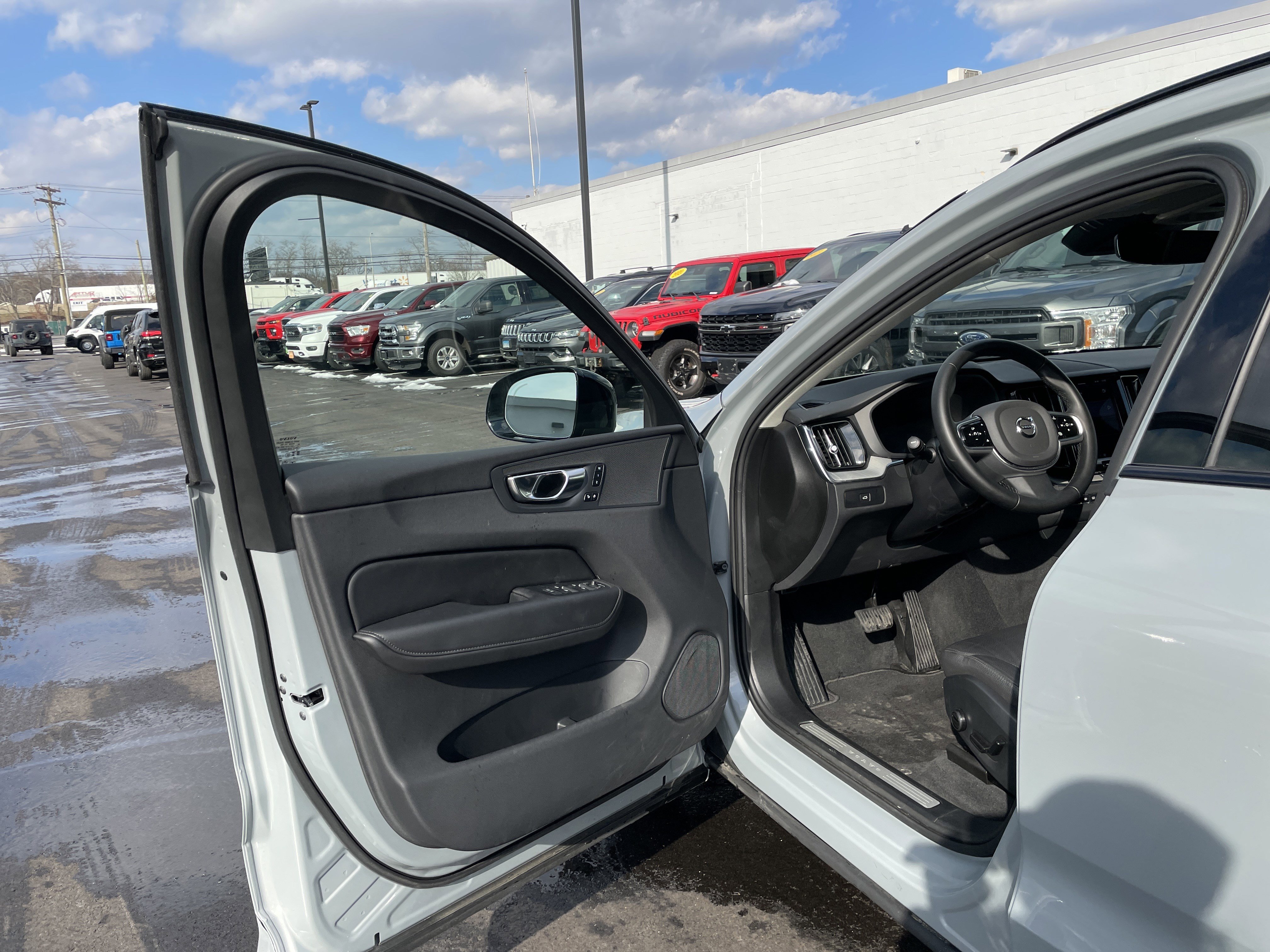 Used 2025 Volvo XC60 B5 Plus image 31