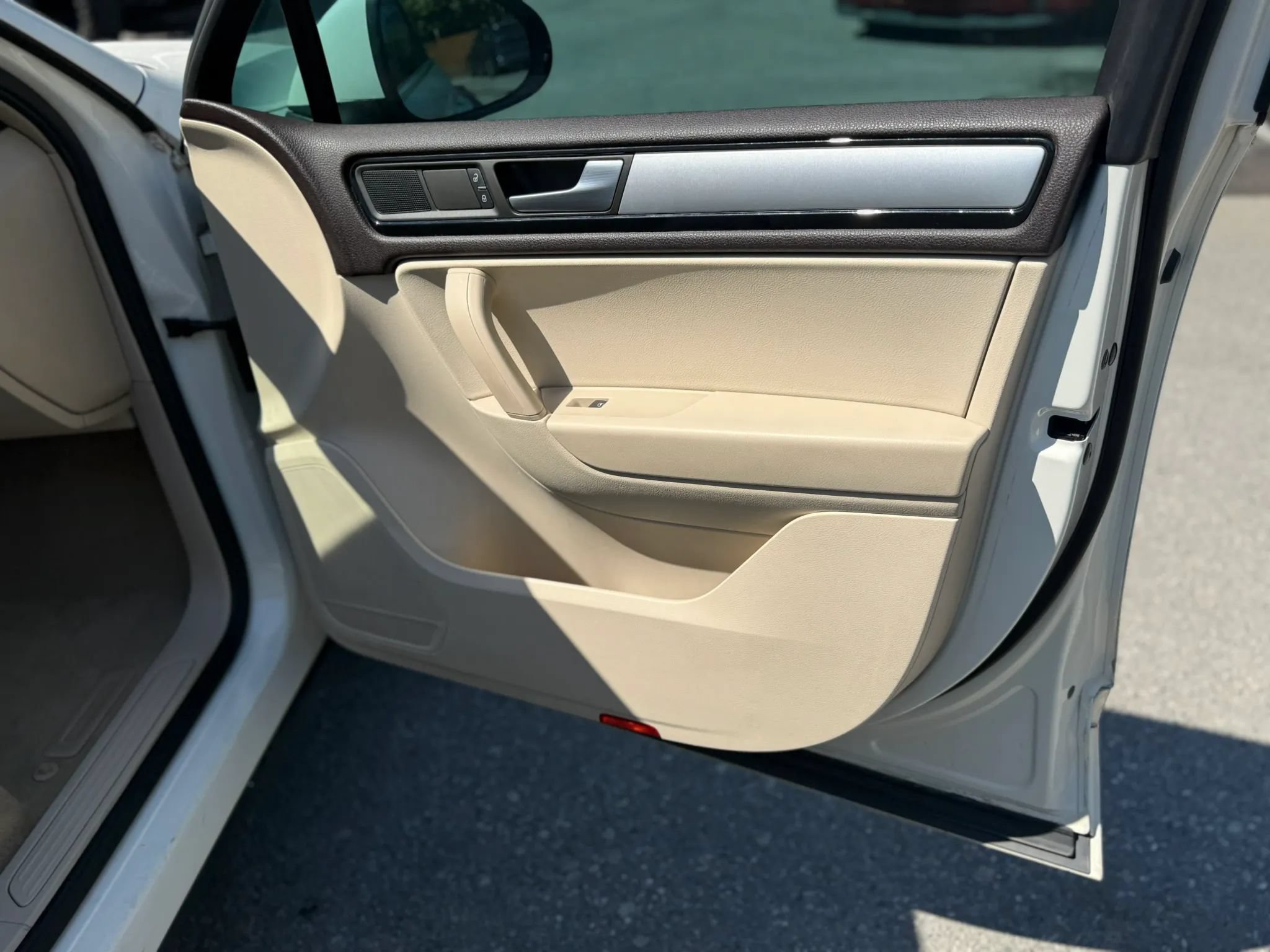 Used 2012 Volkswagen Touareg Sport AWD/4WD image 17
