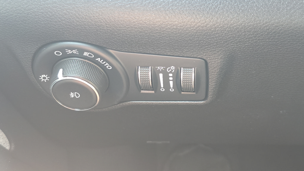 Used 2023 Jeep Compass Latitude w/ Sun and Sound Group AWD/4WD image 19