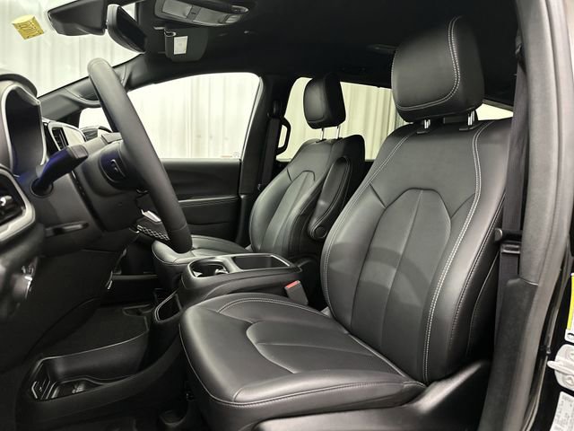 Used 2025 Chrysler Pacifica Select FWD image 17