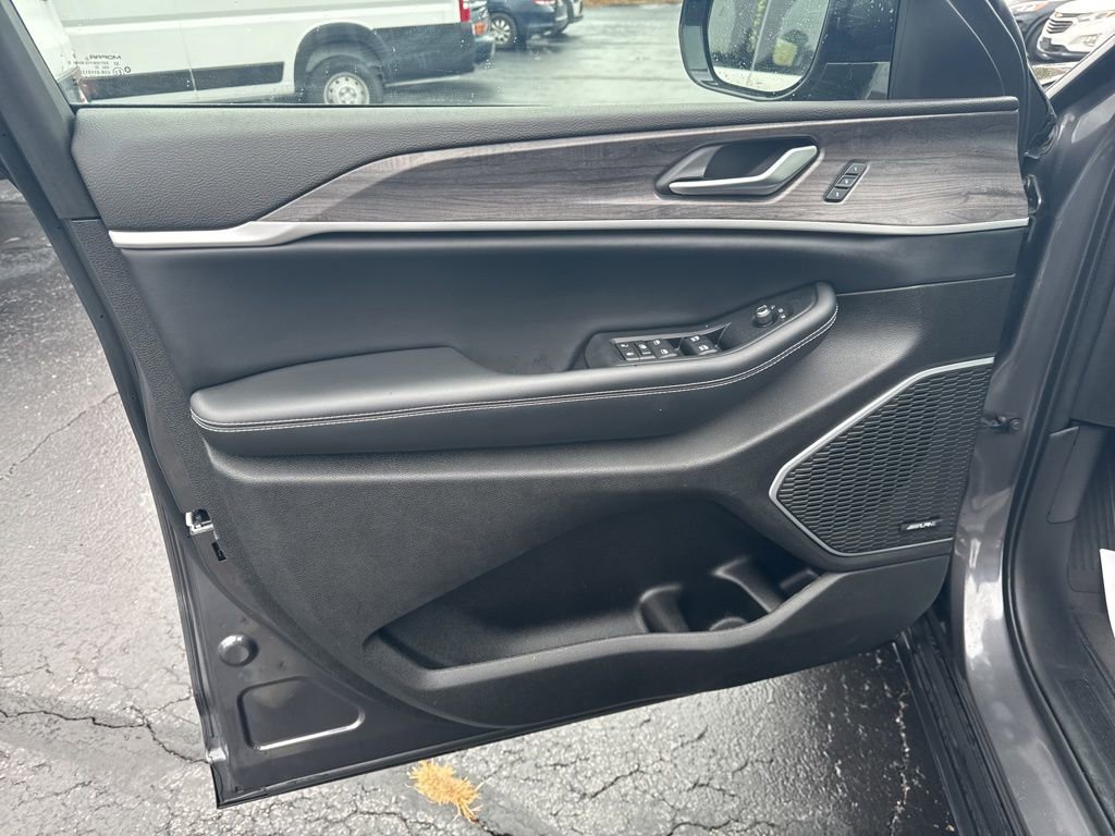 Used 2023 Jeep Grand Cherokee 4WD 4xe image 16