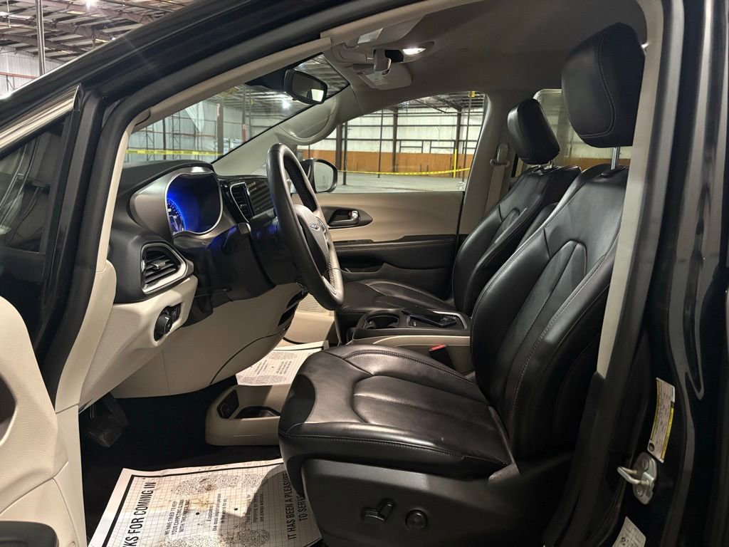 Used 2023 Chrysler Pacifica Touring-L image 15