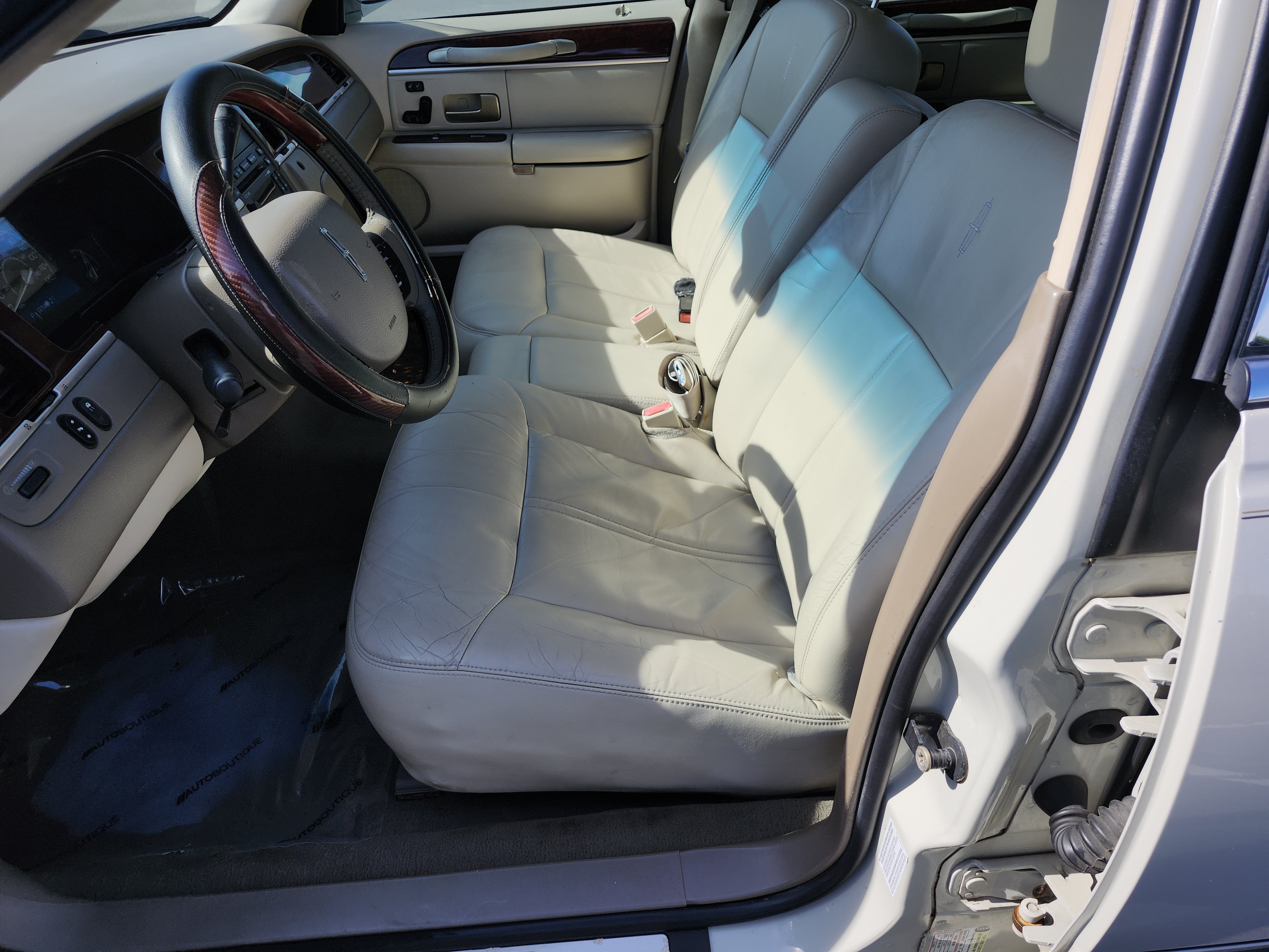 Used 2005 Lincoln Town Car Signature Limited RWD image 22