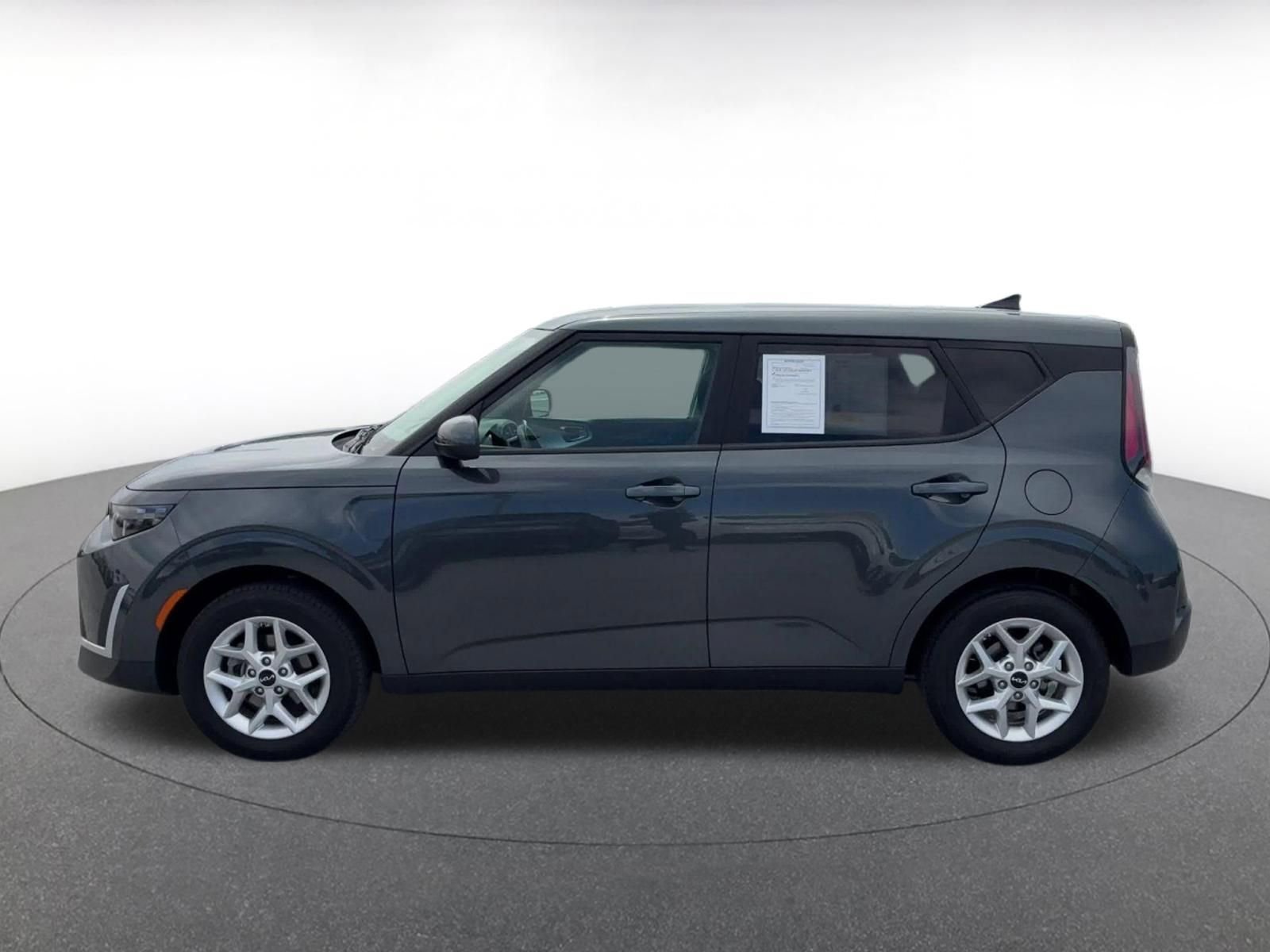 Used 2025 Kia Soul LX w/ LX Technology Package FWD image 9
