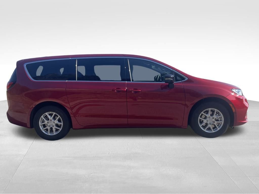 New 2026 Chrysler Pacifica Select image 4