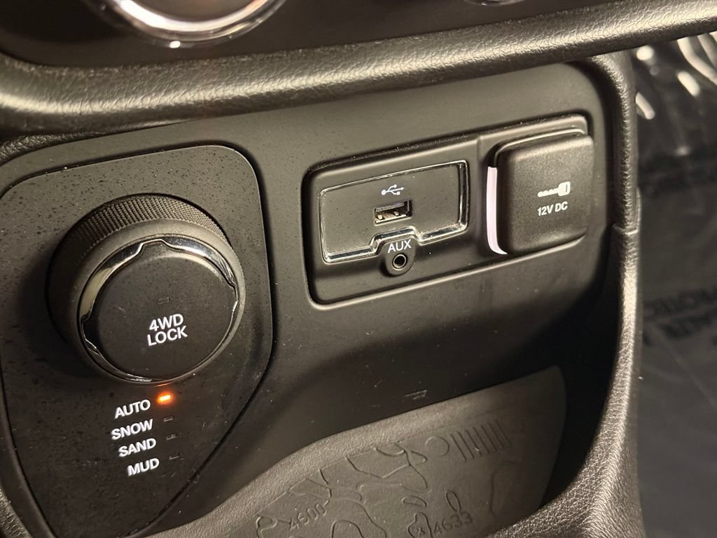 Used 2015 Jeep Renegade Latitude AWD/4WD image 39