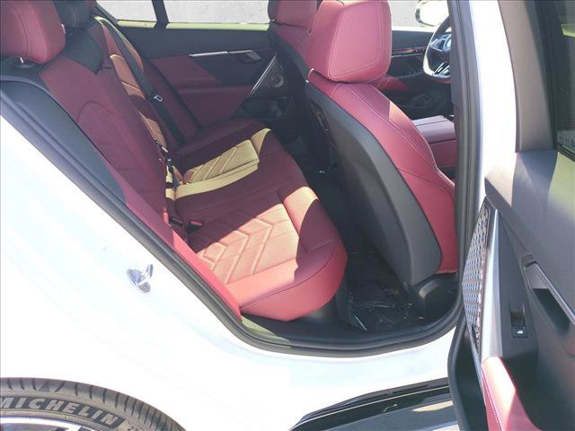 Used 2025 BMW 550e xDrive w/ Premium Package image 22