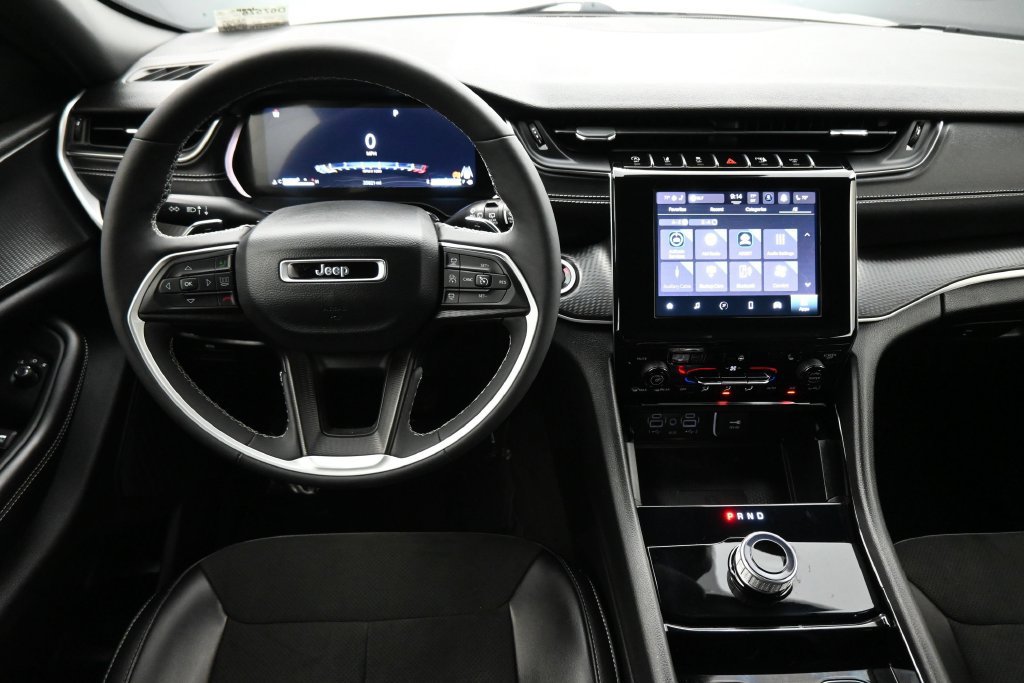 Used 2023 Jeep Grand Cherokee Altitude RWD image 5