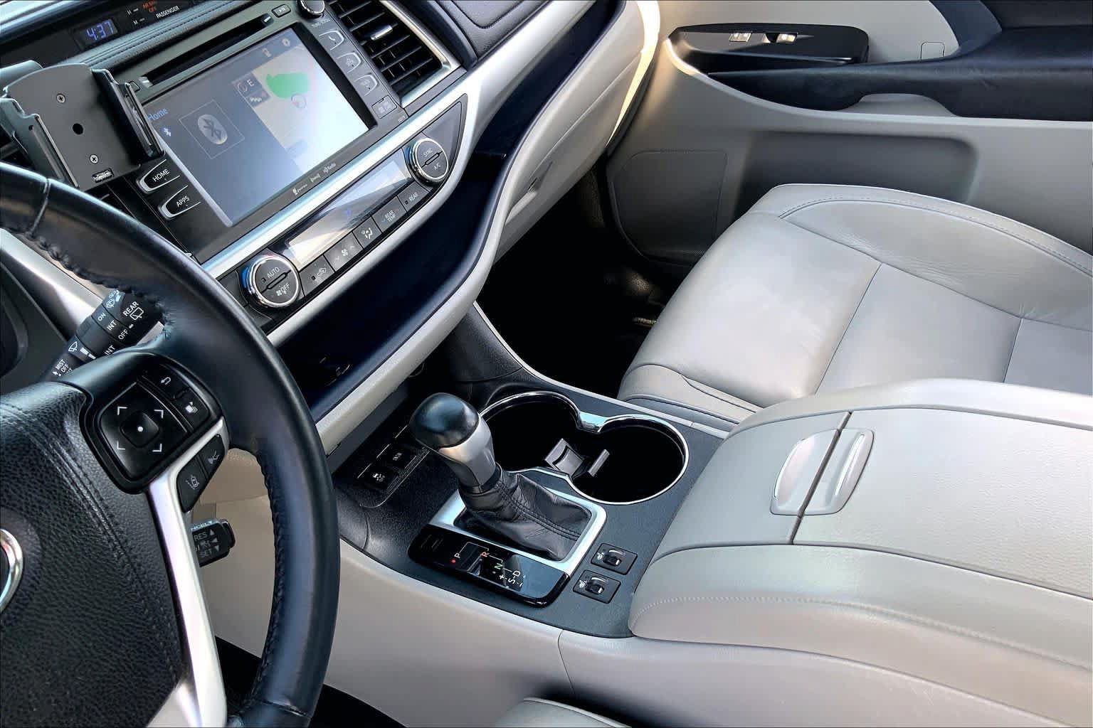 Used 2018 Toyota Highlander XLE FWD image 16