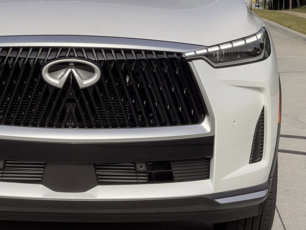 New 2027 INFINITI QX60 Luxe FWD image 8