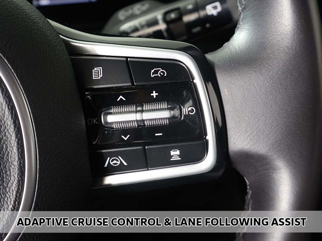 Used 2025 Kia Carnival FWD image 4