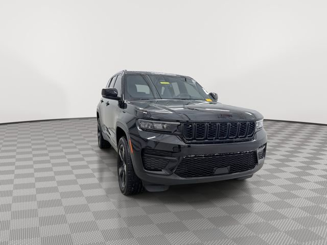 Used 2024 Jeep Grand Cherokee Altitude AWD/4WD image 3