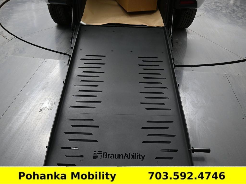 Used 2024 Chrysler Pacifica Touring-L image 3