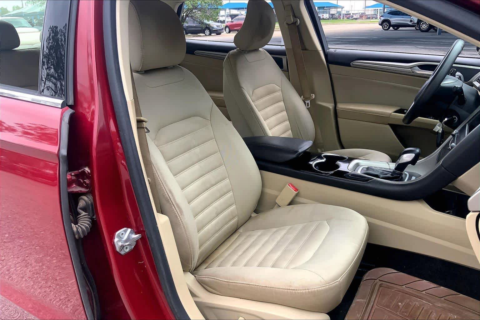 Used 2015 Ford Fusion SE FWD image 9