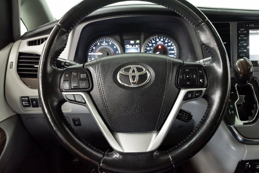 Used 2018 Toyota Sienna XLE Premium FWD image 13