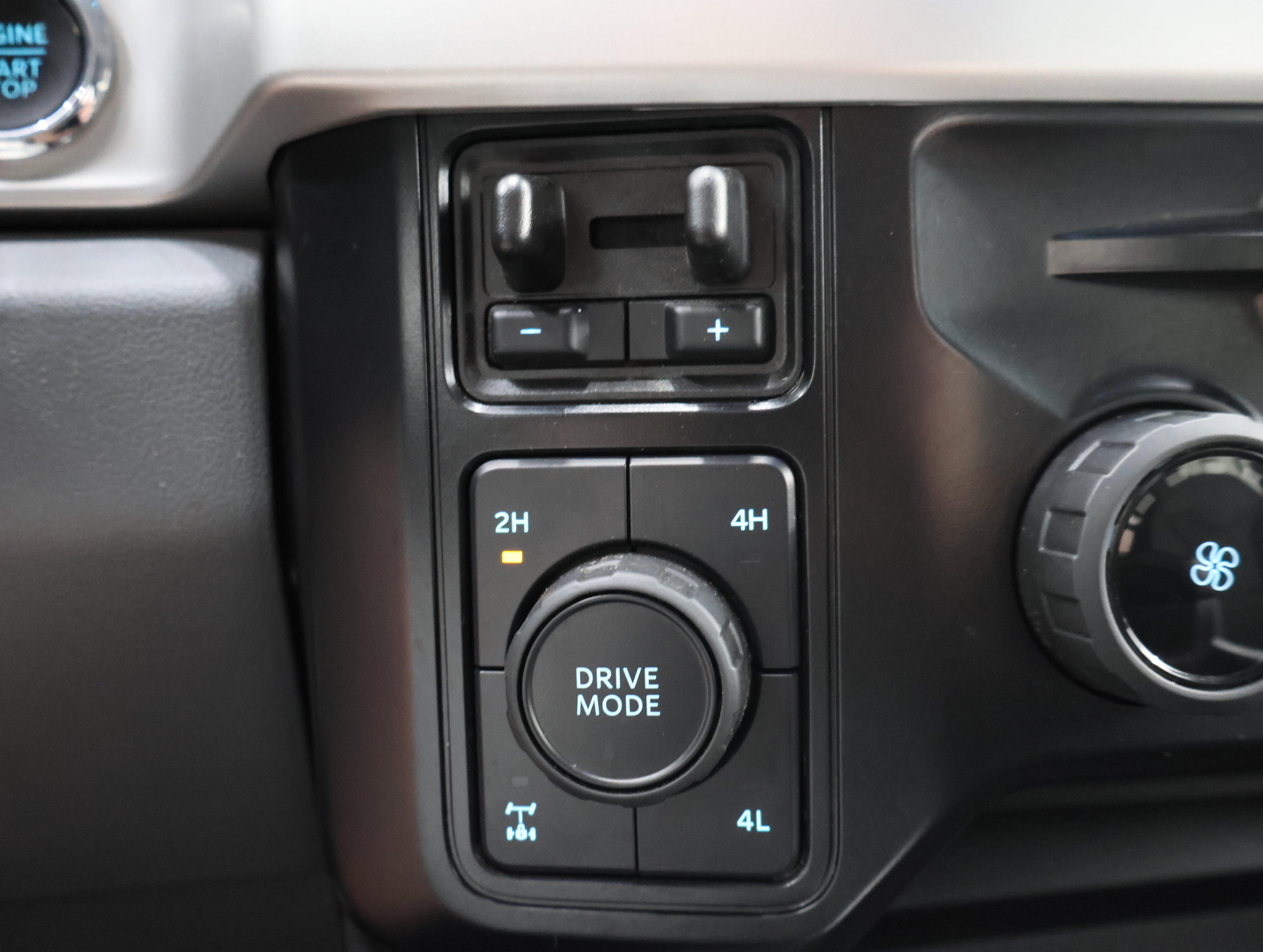 Used 2025 Ford F350 XLT w/ Black Appearance Package AWD/4WD image 48