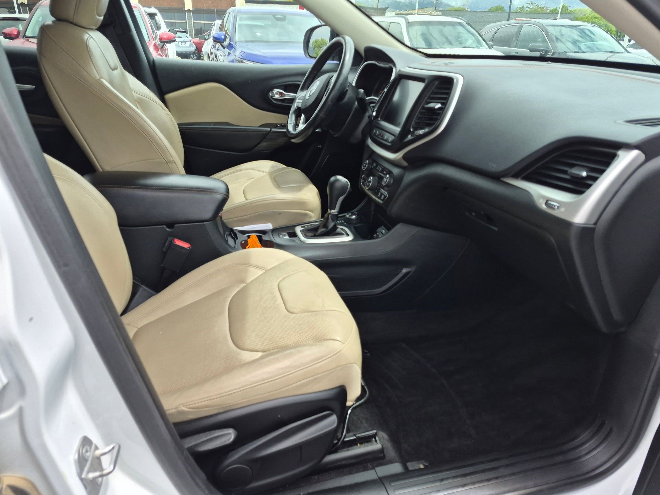 Used 2015 Jeep Cherokee Limited w/ Luxury Group AWD/4WD image 32