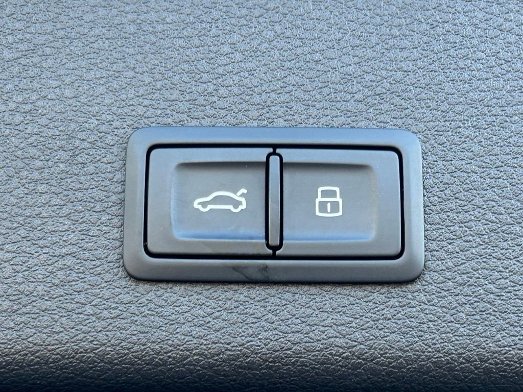 Used 2022 Audi e-tron Premium Plus w/ Premium Plus Package image 75