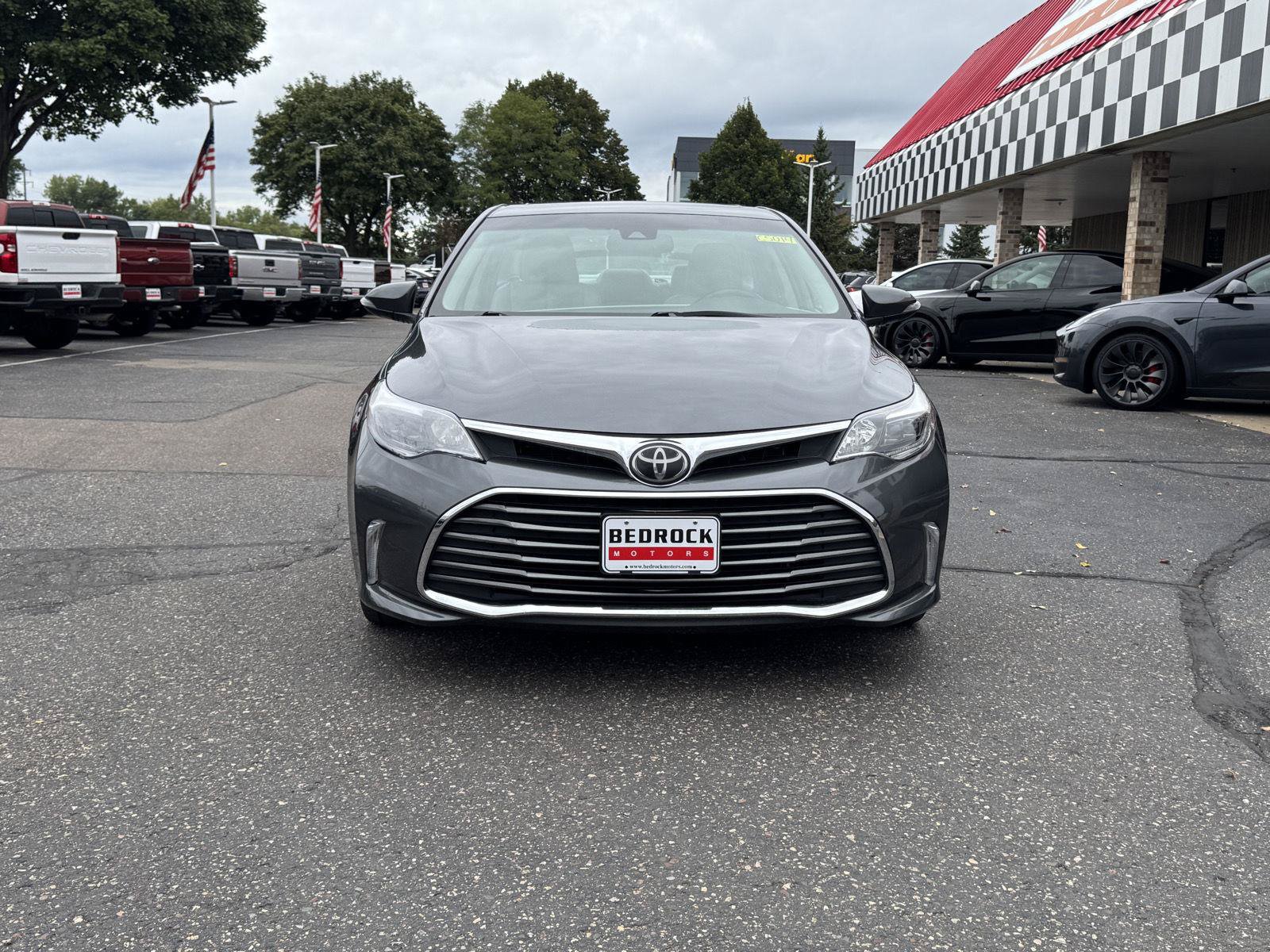Used 2018 Toyota Avalon Limited FWD image 2