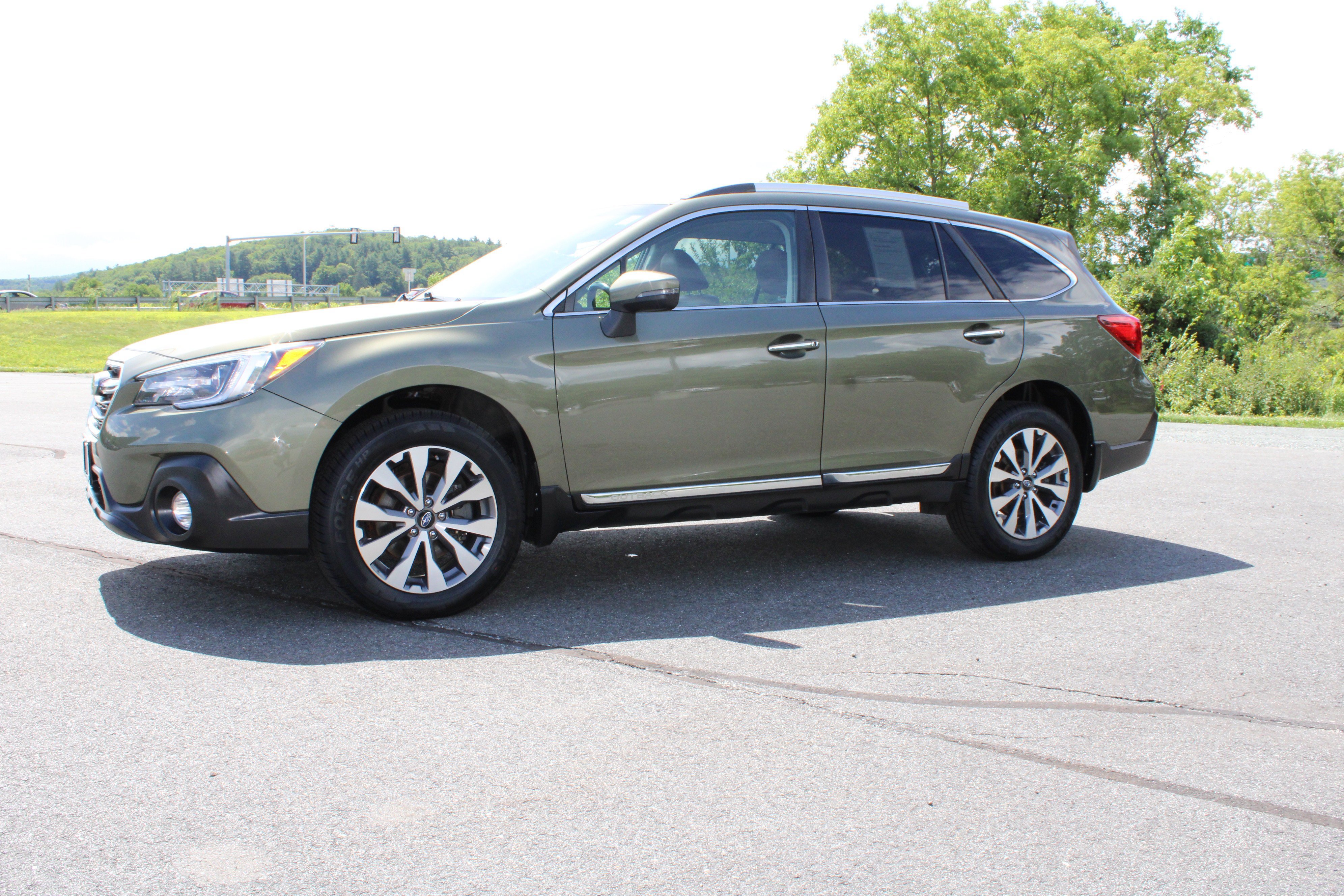 Used 2018 Subaru Outback 3.6R Touring AWD/4WD image 3