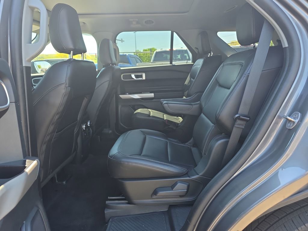 Used 2023 Ford Explorer XLT w/ Equipment Group 202A AWD/4WD image 17