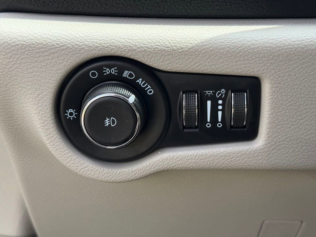 Used 2021 Chrysler Pacifica Touring-L w/ Uconnect Theater Family Group image 33