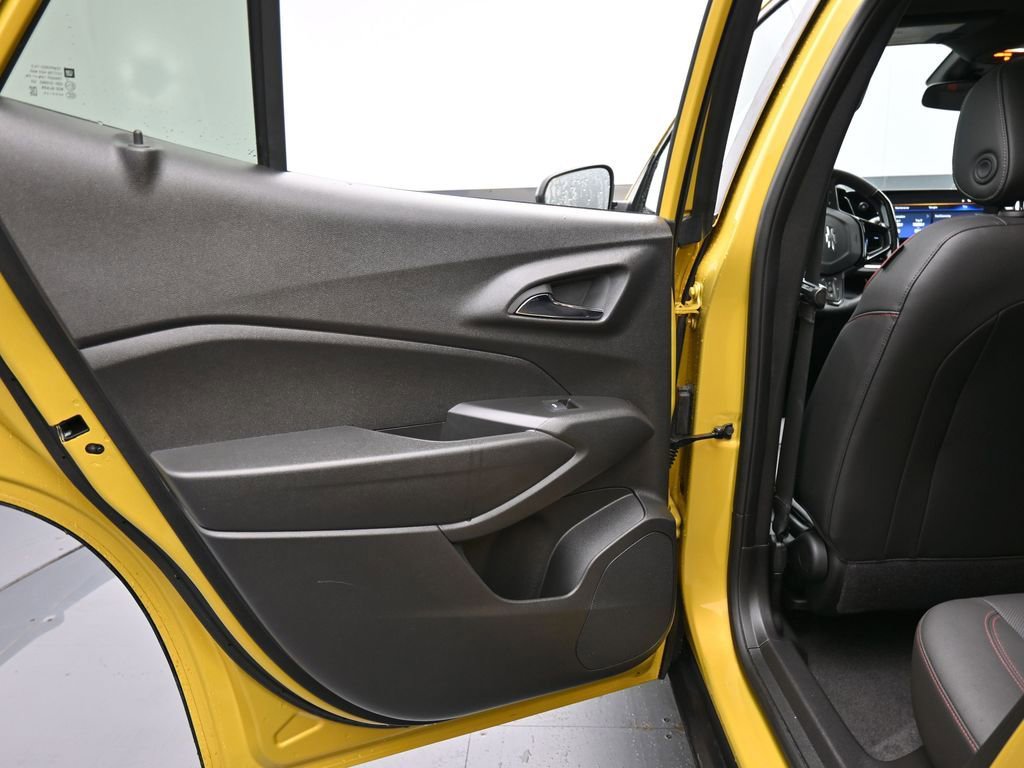 Used 2024 Chevrolet Trax RS w/ Sunroof Package FWD image 33