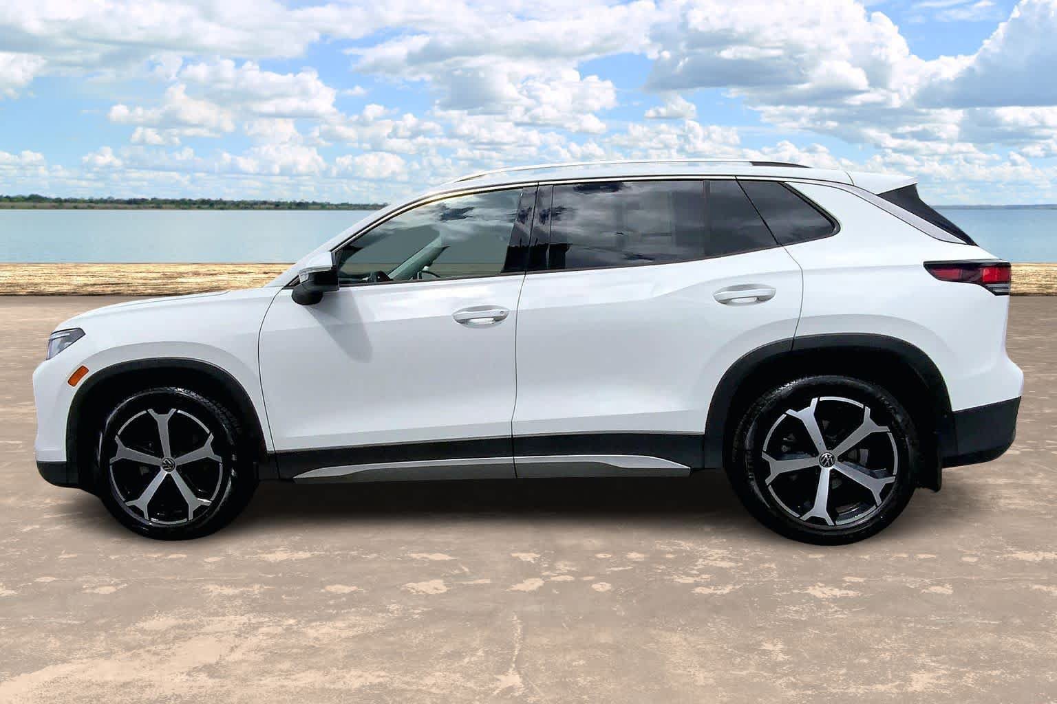 Certified 2026 Volkswagen Tiguan SE FWD image 3