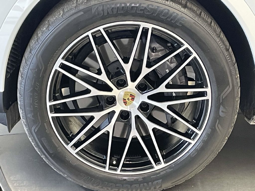 Certified 2024 Porsche Cayenne AWD/4WD image 11