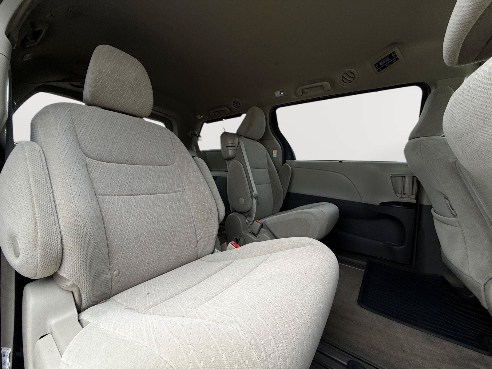 Used 2018 Toyota Sienna LE FWD image 23