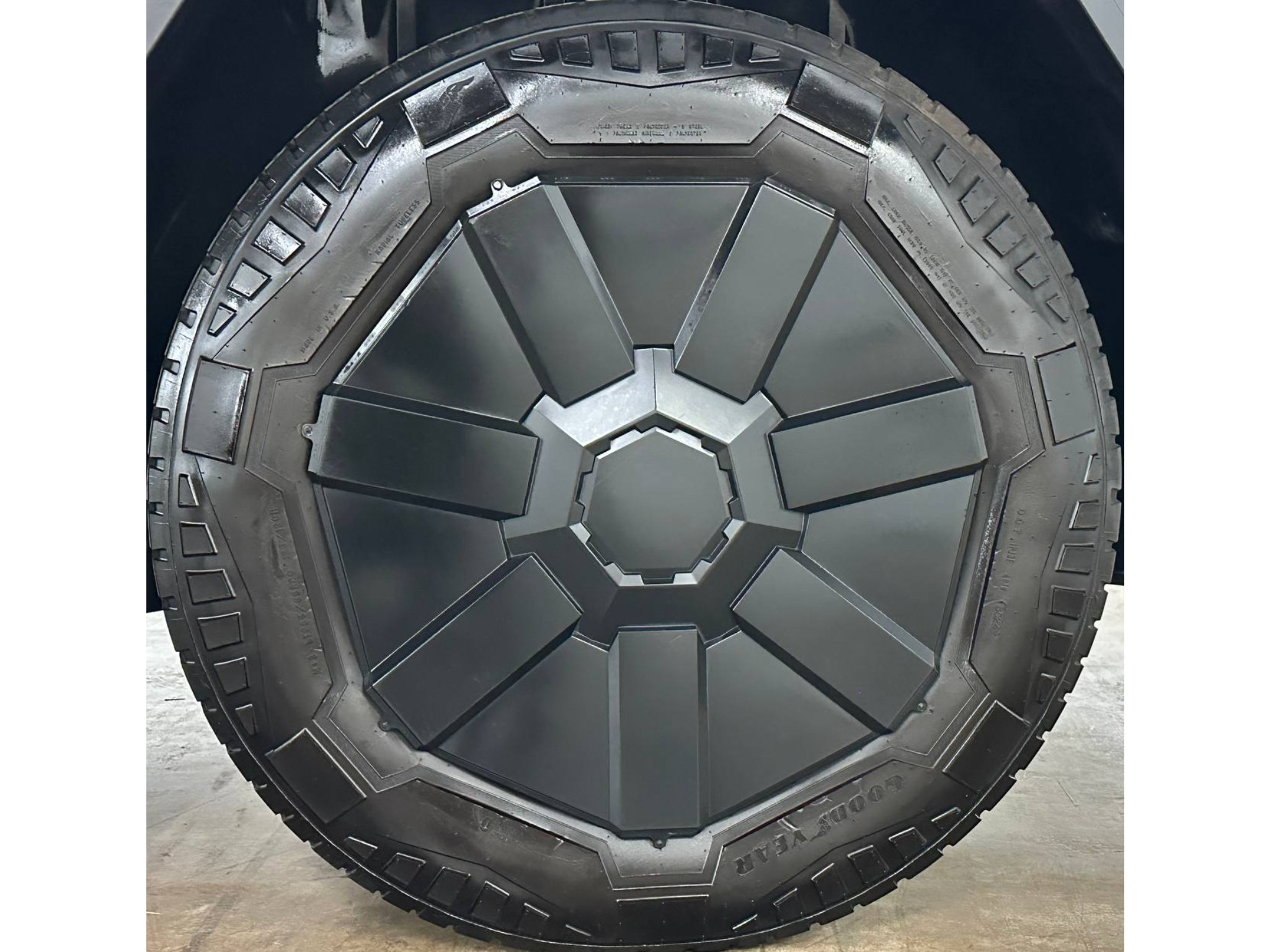 Used 2024 Tesla Cybertruck AWD Crew Cab image 10