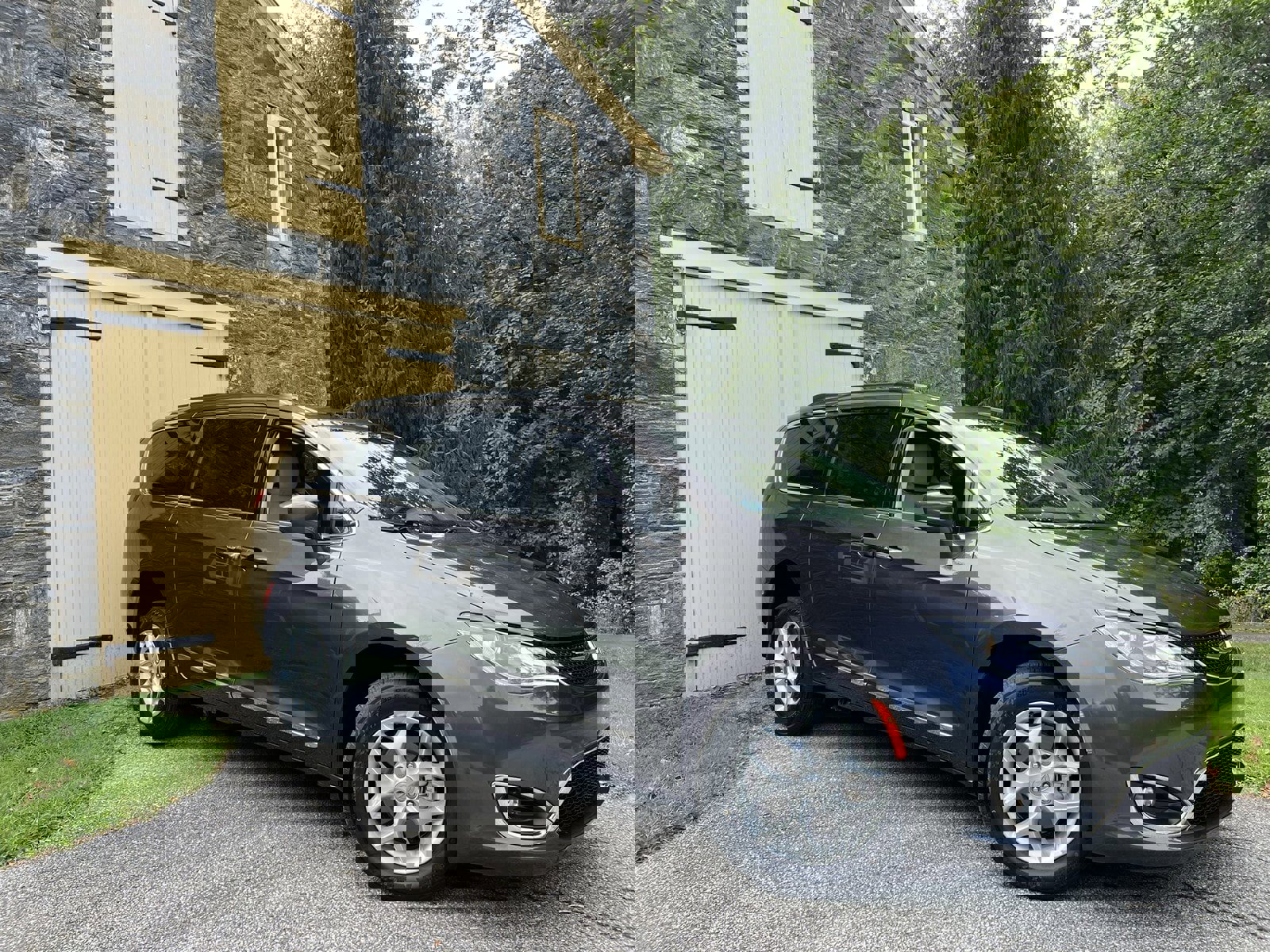 Used 2017 Chrysler Pacifica Touring-L w/ Tire & Wheel Group image 34