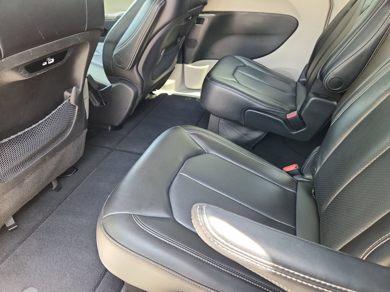 Used 2023 Chrysler Pacifica Touring-L FWD image 11