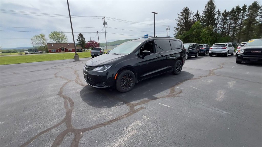 Used 2020 Chrysler Pacifica Touring-L image 4