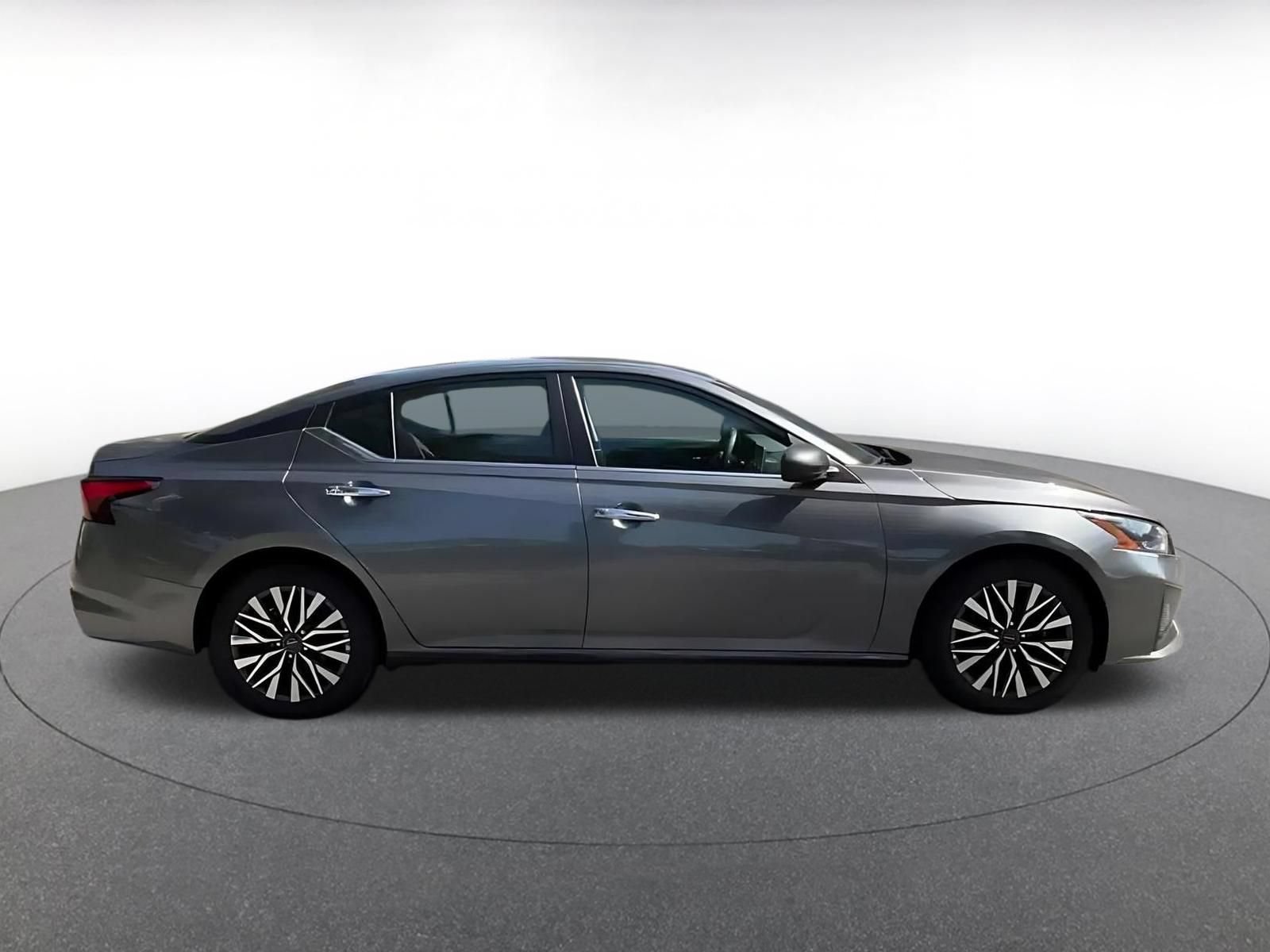 Used 2025 Nissan Altima 2.5 SV FWD image 16