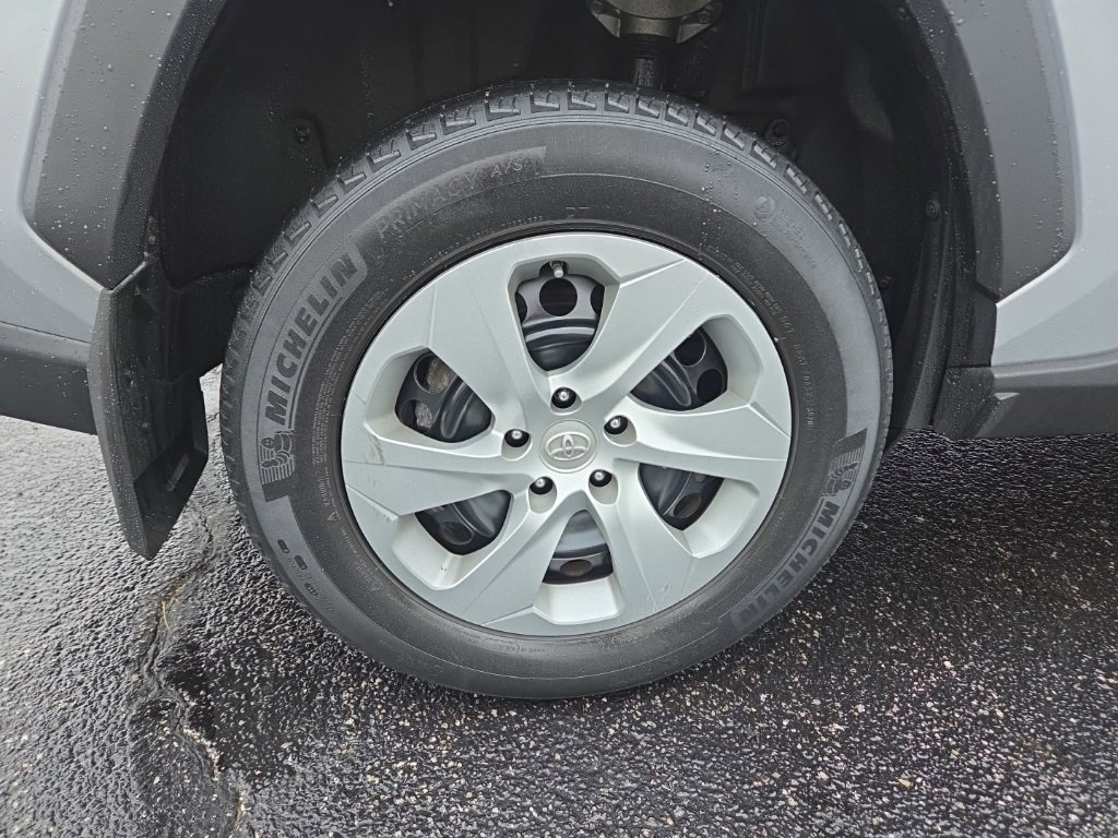 Used 2021 Toyota RAV4 LE image 7