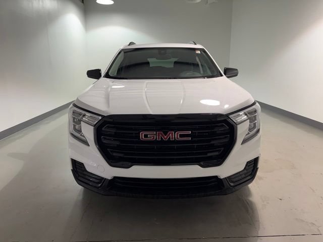 Used 2024 GMC Terrain SLE w/ Driver Convenience Package FWD image 2