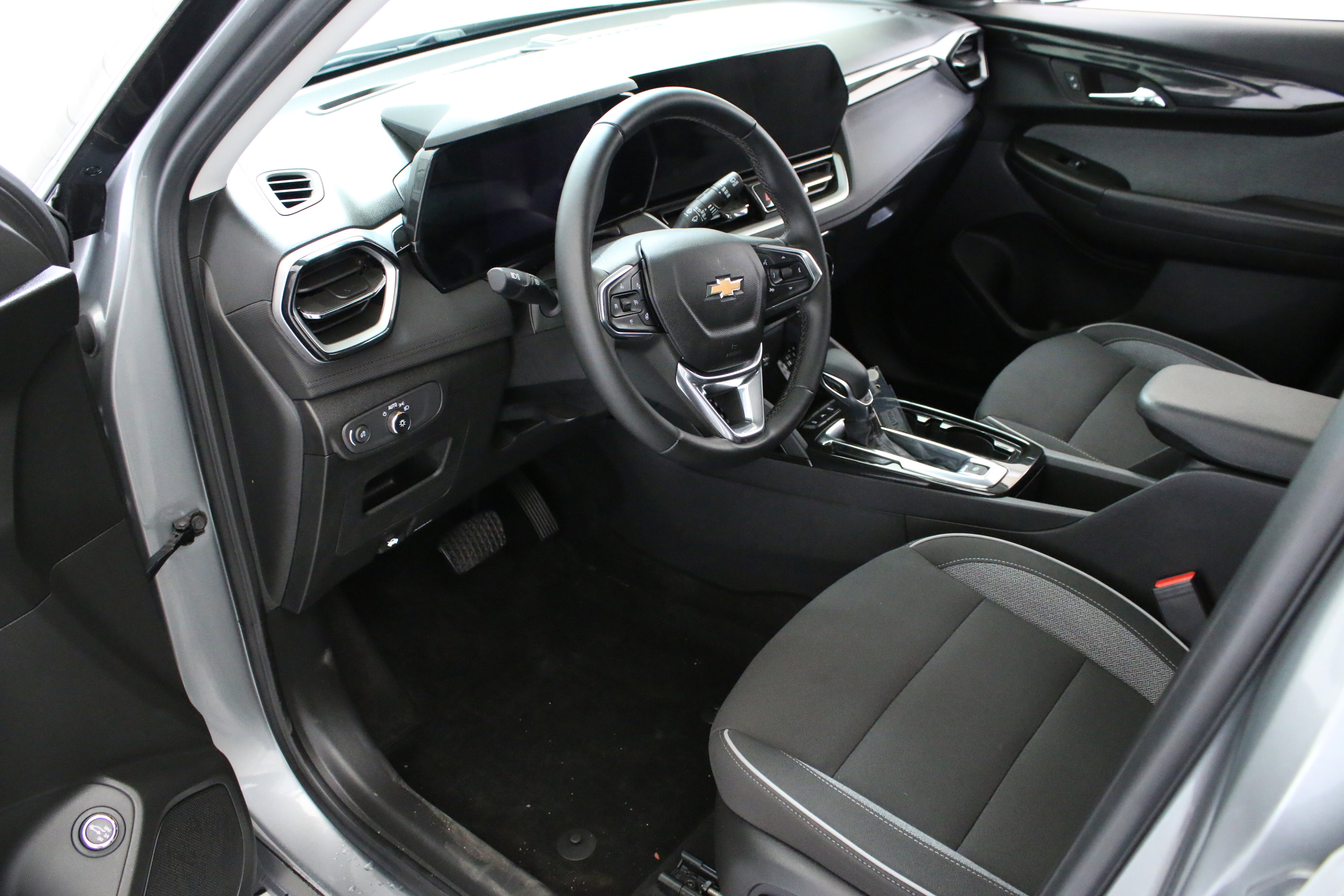 Used 2024 Chevrolet TrailBlazer LT w/ Convenience Package AWD/4WD image 23