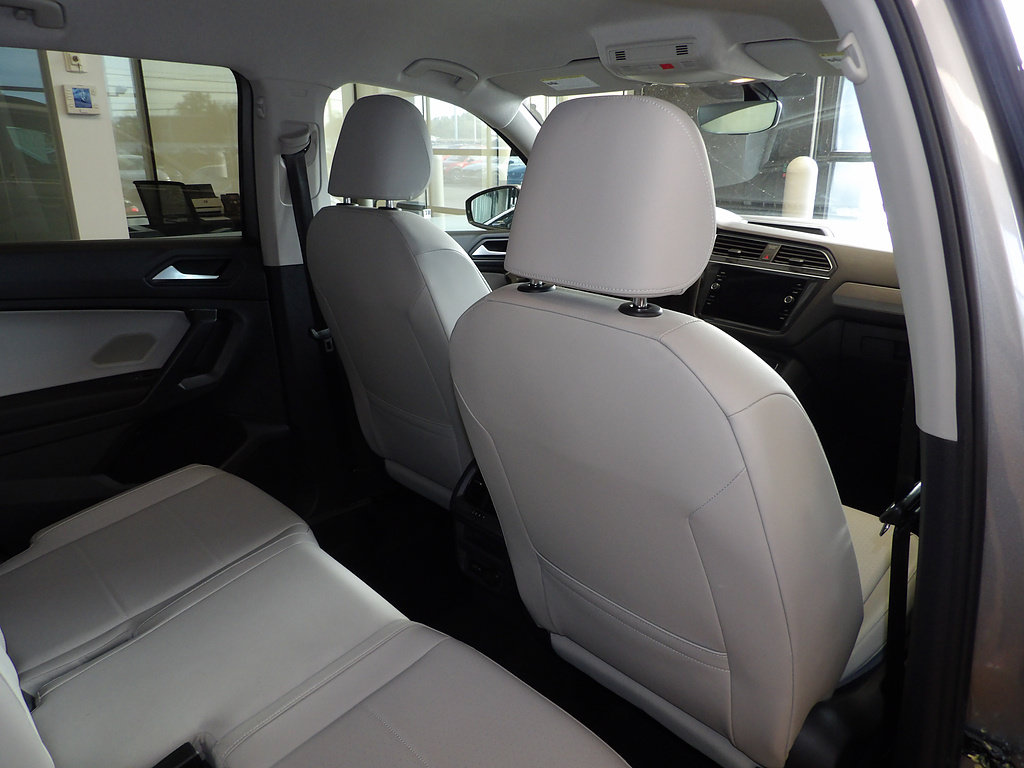 Used 2021 Volkswagen Tiguan SE FWD image 17