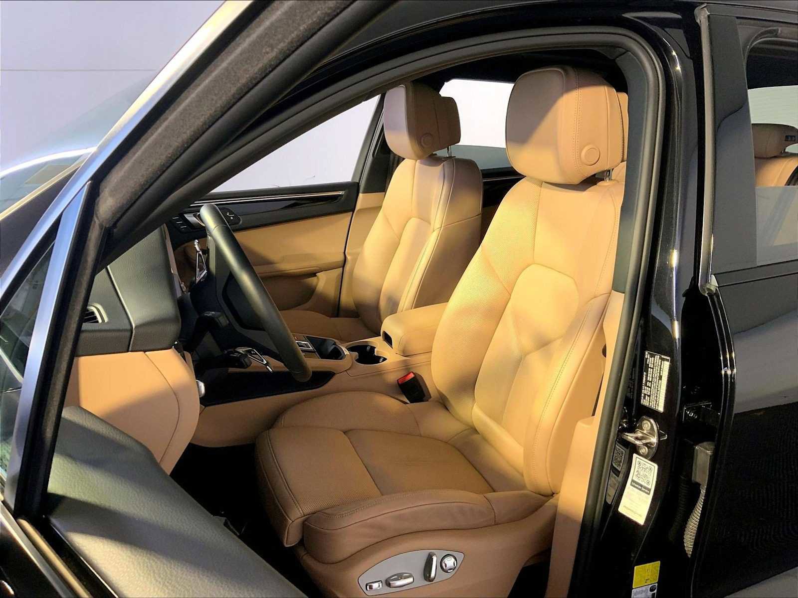 Certified 2025 Porsche Macan image 5