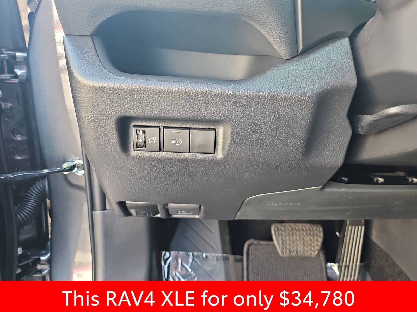 Used 2025 Toyota RAV4 XLE FWD image 25