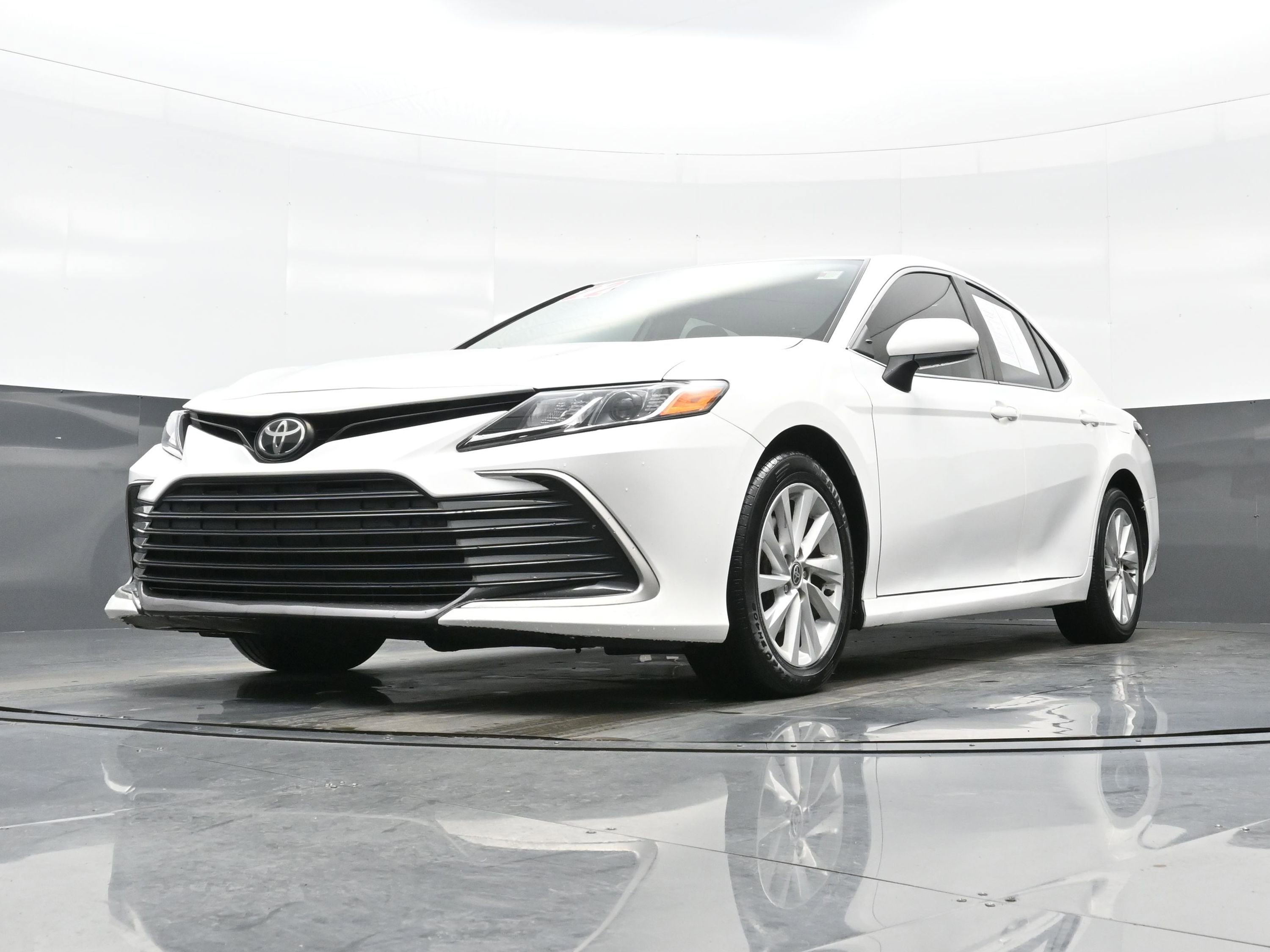 Used 2022 Toyota Camry LE image 25