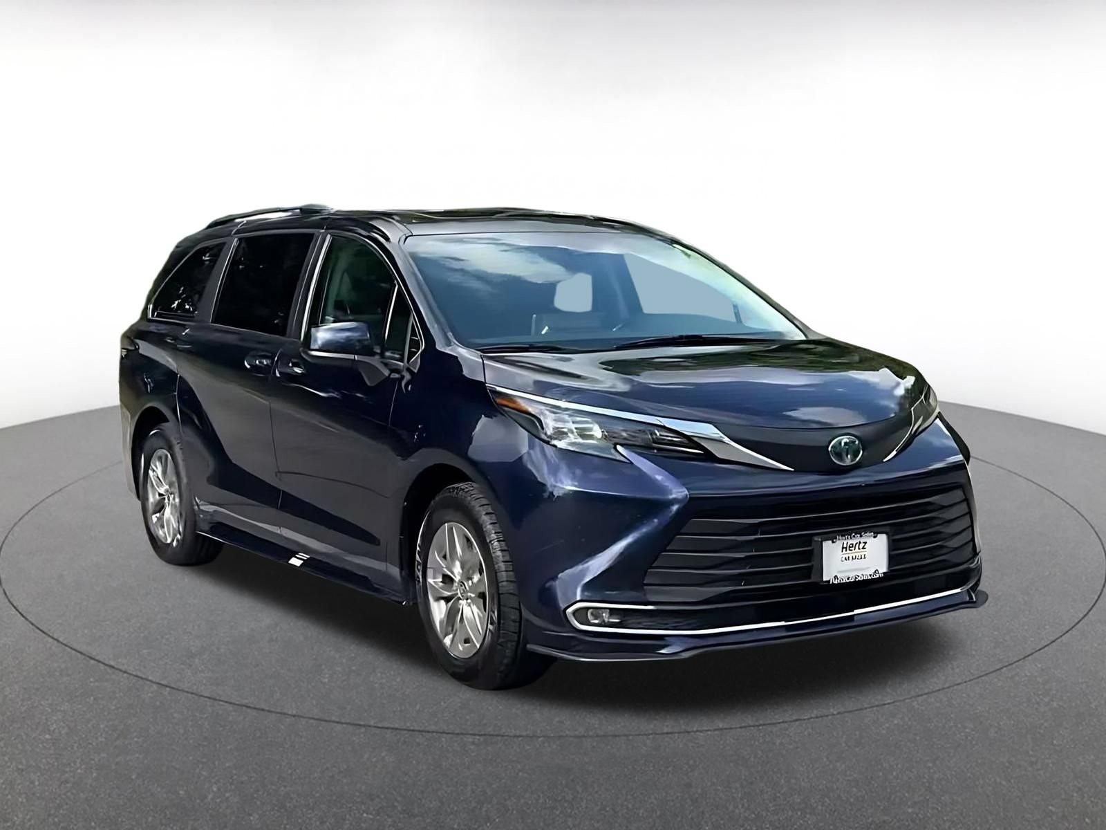 Used 2024 Toyota Sienna XLE FWD image 3