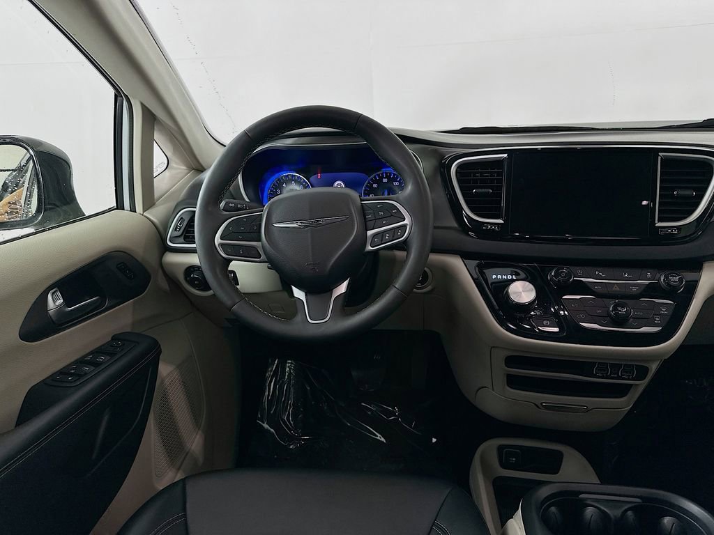 Certified 2024 Chrysler Pacifica Touring-L image 32