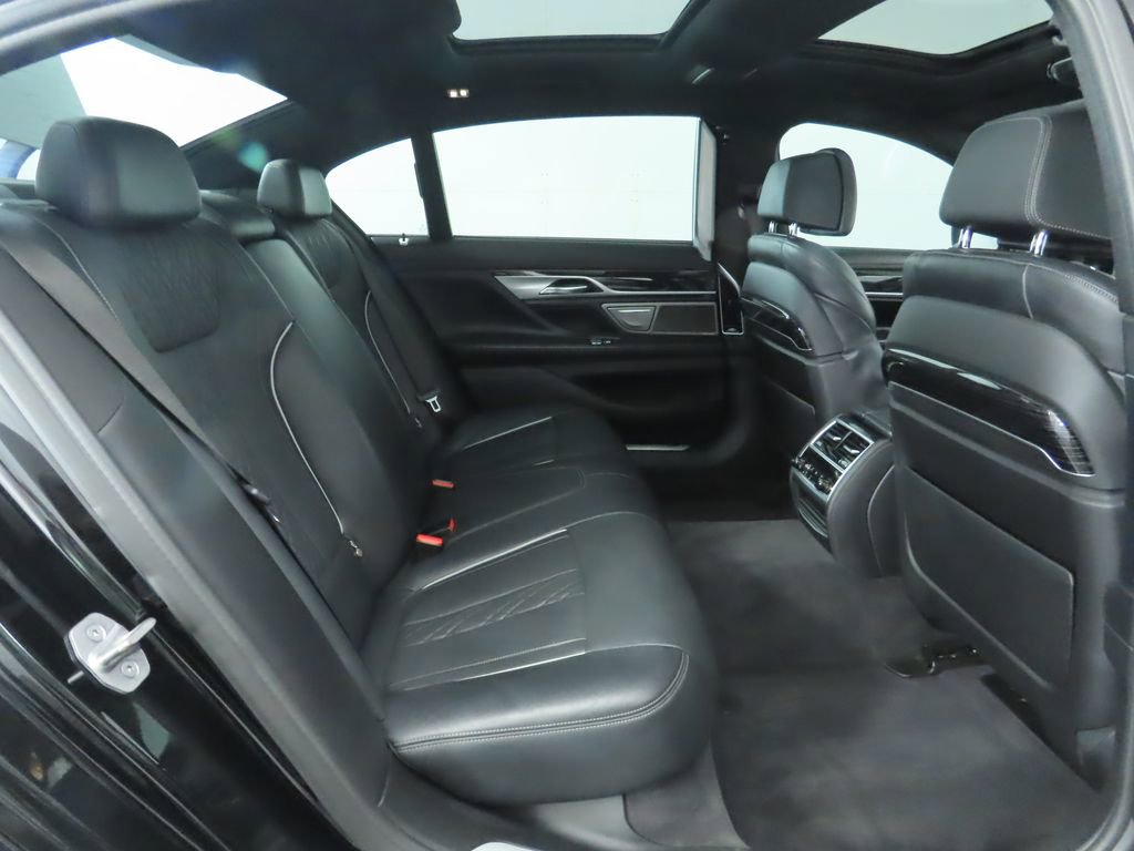 Used 2022 BMW 750i xDrive w/ Executive Package image 23