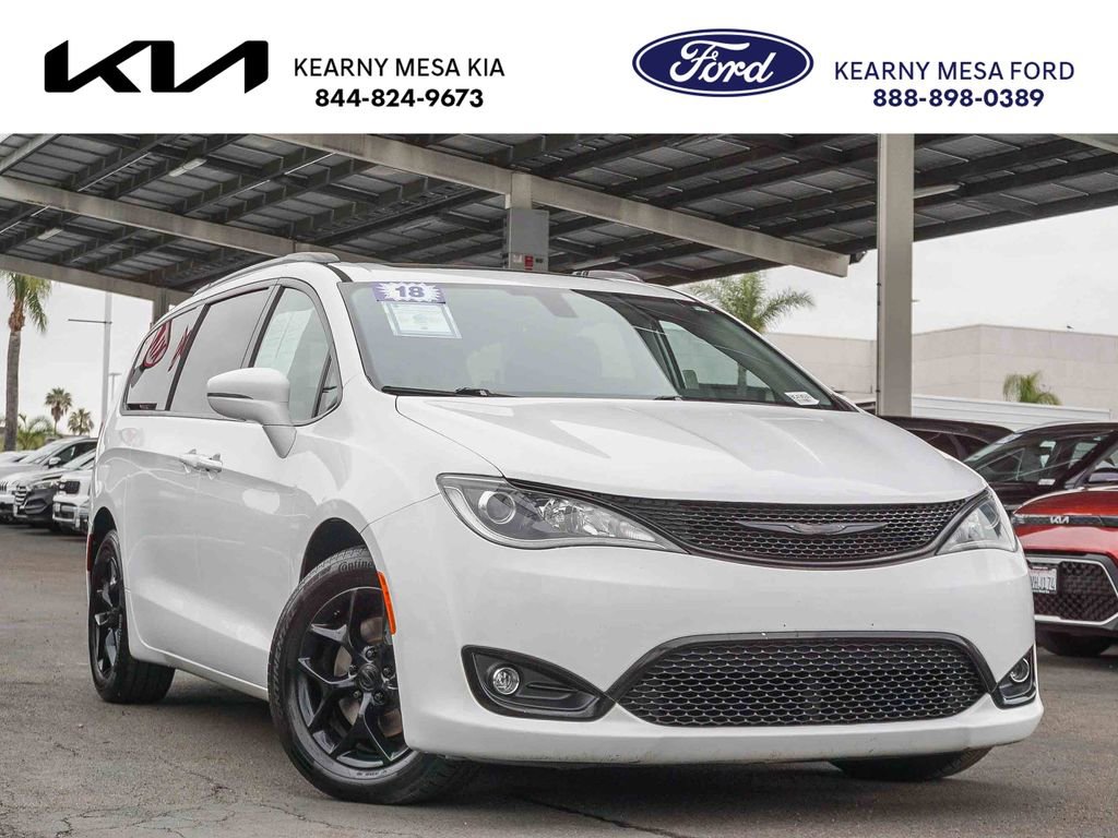 Used 2018 Chrysler Pacifica Limited FWD image 1