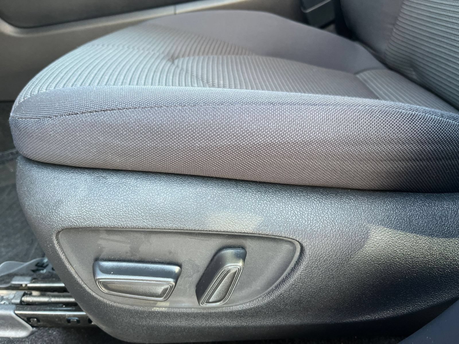 Used 2025 Toyota Highlander LE FWD image 22