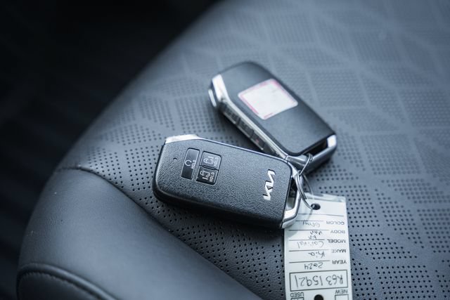 Used 2024 Kia Carnival EX FWD image 50