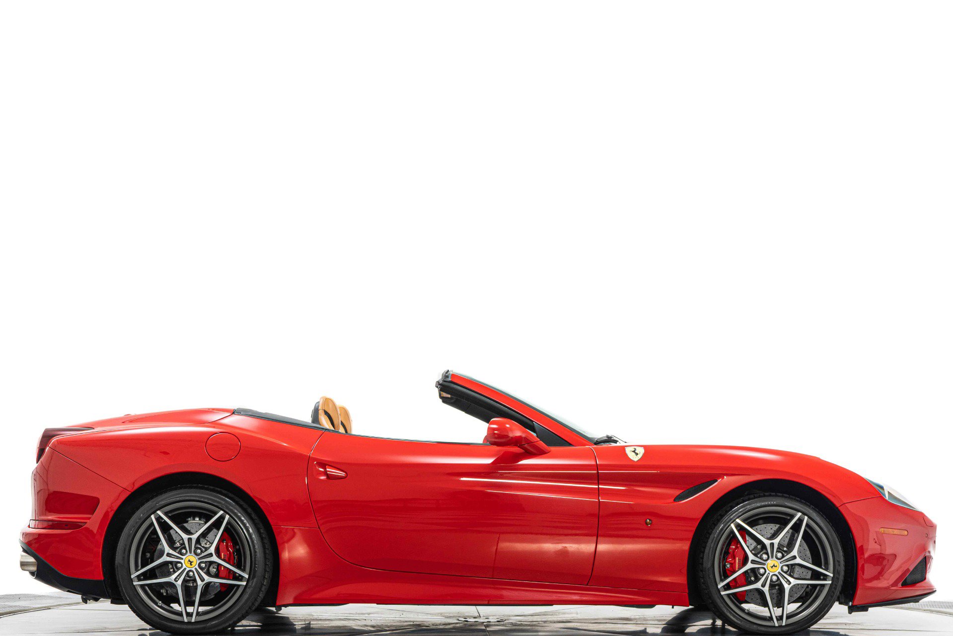 Used 2016 Ferrari California T image 2