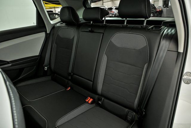 Certified 2025 Volkswagen Taos SE w/ Panoramic Sunroof Package AWD/4WD image 13